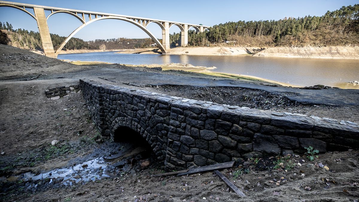 Obrazem: Snížená hladina pod Podolským mostem vydala tajemné objekty